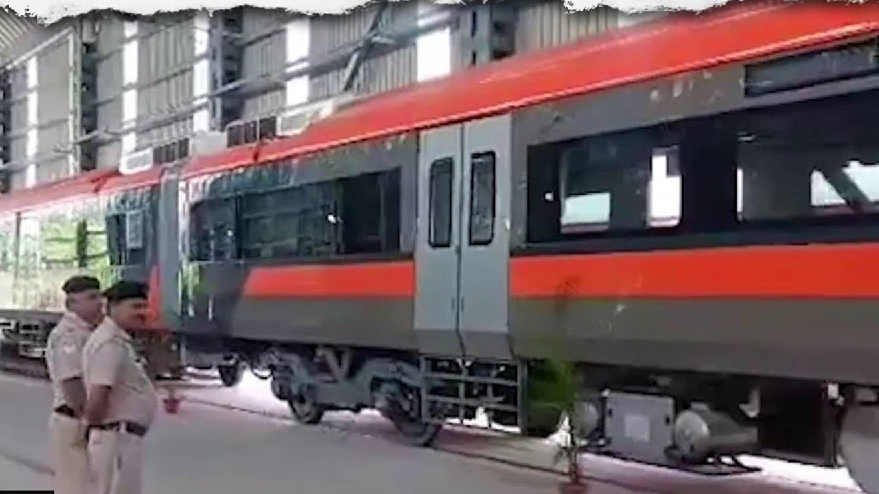 वंदे भारत मेट्रोचा पहिला लूक आला समोर; कमी वेळेत कापणार जास्त अंतर, कुठे तयार होत आहे ही खास रेल्वे वंदे भारत मेट्रोचा पहिला लूक आला समोर; कमी वेळेत कापणार जास्त अंतर, कुठे तयार होत आहे ही खास रेल्वे