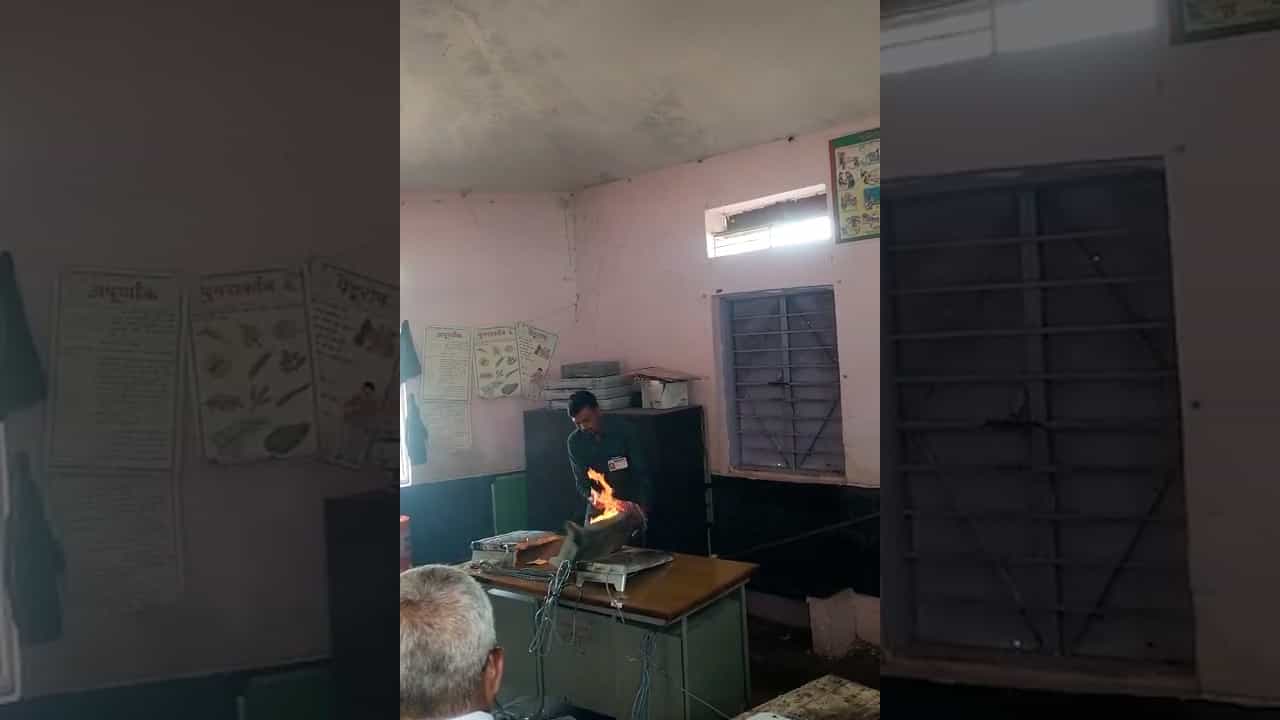 वोट करायला मतदान केंद्रावर पोहोचला अन् EVM मशीनच पेटवल्या, कुठं घडला धक्कादायक प्रकार?