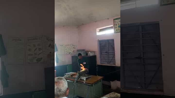 वोट करायला मतदान केंद्रावर पोहोचला अन् EVM मशीनच पेटवल्या, कुठं घडला धक्कादायक प्रकार? वोट करायला मतदान केंद्रावर पोहोचला अन् EVM मशीनच पेटवल्या, कुठं घडला धक्कादायक प्रकार?