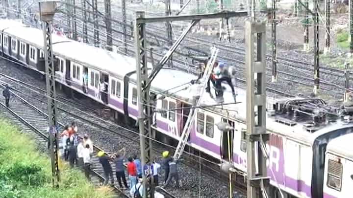 मुंबईकरांनो... ओव्हरहेड वायरचा खांब कोसळल्याने मध्य रेल्वेची वाहतूक बंद, प्रवाशांचा खोळंबा मुंबईकरांनो... ओव्हरहेड वायरचा खांब कोसळल्याने मध्य रेल्वेची वाहतूक बंद, प्रवाशांचा खोळंबा