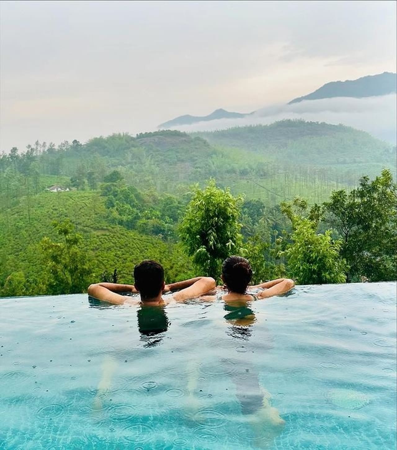 आदिल खान आणि सोमी यांनी मार्च महिन्यात लग्न केलं. लग्नानंतर मे महिन्यात आदिल आणि सोमी हनीमूनसाठी गेले. सध्या दोघांचे फोटो सोशल मीडियावर तुफान व्हायरल होत आहेत. 