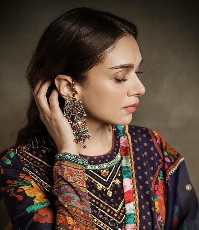 अदिती राव हैदरीने (Aditi Rao Hydari) तिच्या फिल्मी करिअरची सुरुवात मल्याळम सिनेमा ‘प्रजापती’ (Prajapathi) मधून केली होती. बॉलिवूडमध्ये देखील अभिनेत्री अनेक सिनेमामध्ये काम केलं. 