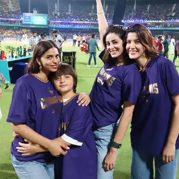 आयपीएल 2024 च्या ट्रॉफीवर शाहरुख खानच्या 'कोलकाता नाइट रायडर्स' या टीमने आपलं नाव कोरलं आहे. अंतिम सामन्यात केकेआरने सनराइजर्स हैदराबादला 8 विकेट्सने हरवलं. यावेळी स्टेडियमवर शाहरुख खान आणि त्याचं संपूर्ण कुटुंब उपस्थित होतं.