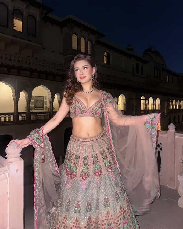 अभिनेत्री अवनीत कौर कायम सोशल मीडियावर स्वतःचे ग्लॅमरस फोटो पोस्ट करत असते. वयाच्या 23 व्या वर्षी देखील अभिनेत्री बोल्ड आणि हॉट दिसते...
