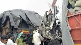 भंडाऱ्यात भरधाव ट्रकची दुसऱ्या ट्रकला धडक, केबिनमध्ये चालक अडकला