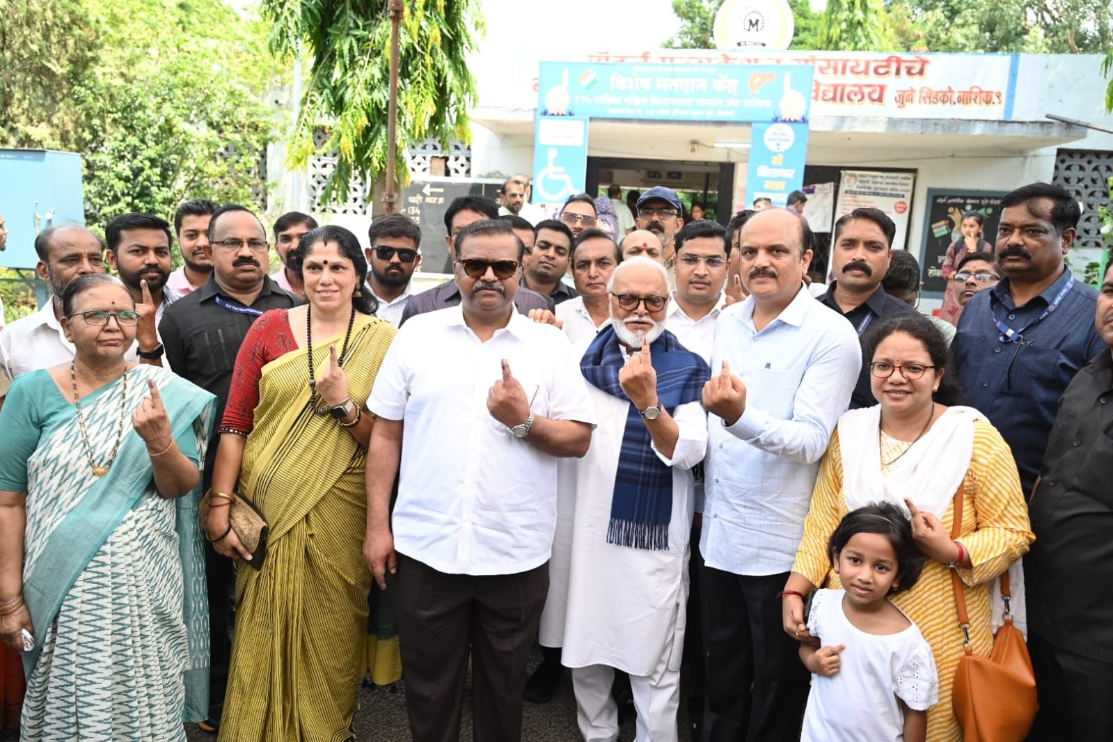 राज्याचे अन्न, नागरी पुरवठा व ग्राहक संरक्षण मंत्री छगन भुजबळ यांनी आज नाशिक शहरातील मॉर्डन स्कूल, सिडको या मतदान केंद्रावर आपल्या कुटुंबीयांसमवेत मतदानाचा हक्क बजावला.