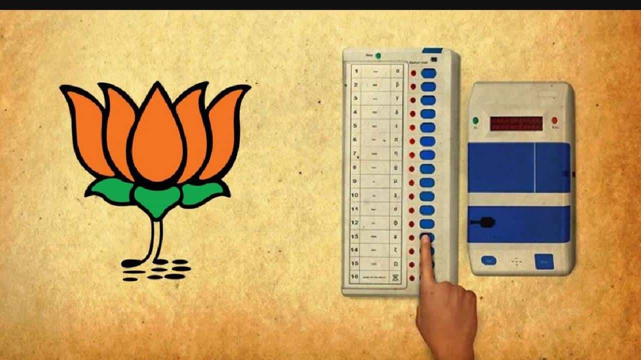 मतदान करायला गेले पण EVM मशीनवर 'कमळा'चं चिन्ह नसल्यानं आजोबा संतप्त, म्हणाले...