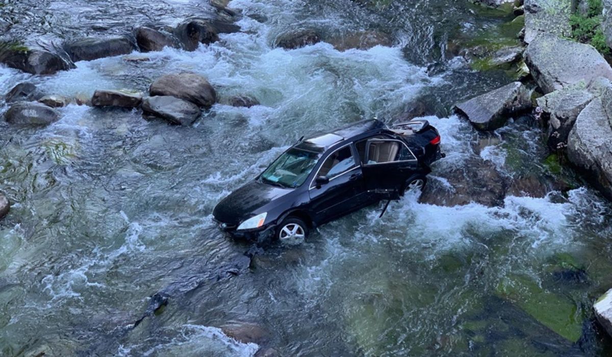 गुगल मॅपने पुन्हा एकदा दिला धोका, चुकीचा रस्ता दाखवल्याने थेट नदीत पडली कार गुगल मॅपने पुन्हा एकदा दिला धोका, चुकीचा रस्ता दाखवल्याने थेट नदीत पडली कार