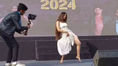 VIDEO: कॉलेजमधील कार्यक्रमात चोली के पीछे क्या है गाण्यावर डान्स, सोशल मीडियावर युजर्स भडकले