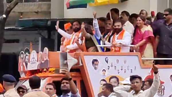 नाशिकमध्ये शिवसेना उमेदवार हेमंत गोडसे आणि भाजप उमेदवार भारती पवार यांच्या प्रचारासाठी पंतप्रधान नरेंद्र मोदी यांनी बुधवारी सभा घेतली. त्यानंतर गुरुवारी मुख्यमंत्री एकनाथ शिंदे रोड शोसाठी दाखल झाले.