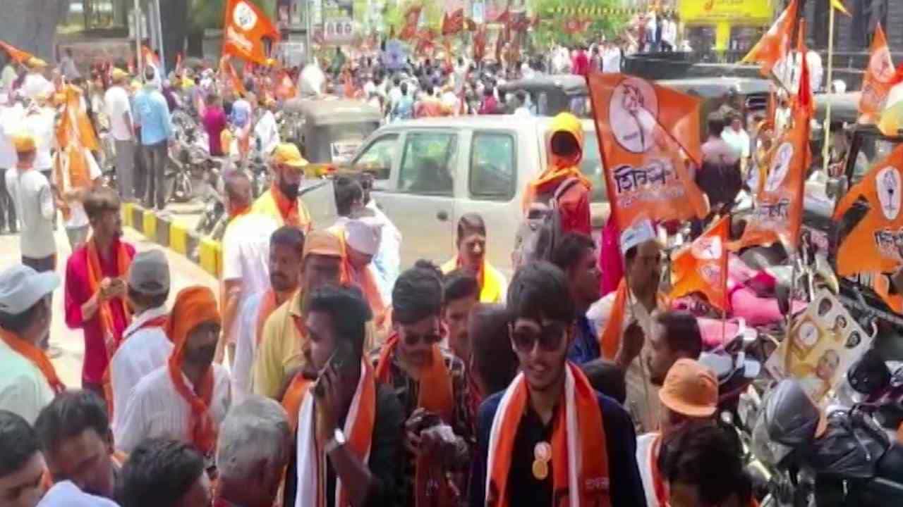छत्रपती संभाजीनगरमध्ये ठाकरे गट आणि महायुतीचे कार्यकर्ते आमने-सामने आले आहेत. जोरदार घोषणाबाजी आणि आक्रमक पद्धतीची भाषा सुरु आहे.