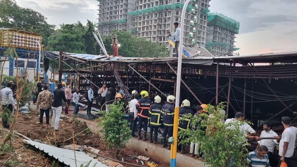 सायंकाळी 4:30 वाजण्याच्या सुमारासअचानक वादळ आणि मुसळधार पावसामुळे वेस्टर्न एक्सप्रेस हायवे जवळ, घाटकोपर ( पूर्व ) येथील समता कॉलनीच्या रेल्वे पेट्रोल पंपावर 70/50 मीटर आकाराचा भलेमोठा होर्डिंगचा मेटल गर्डर अचानक कोसळला. 