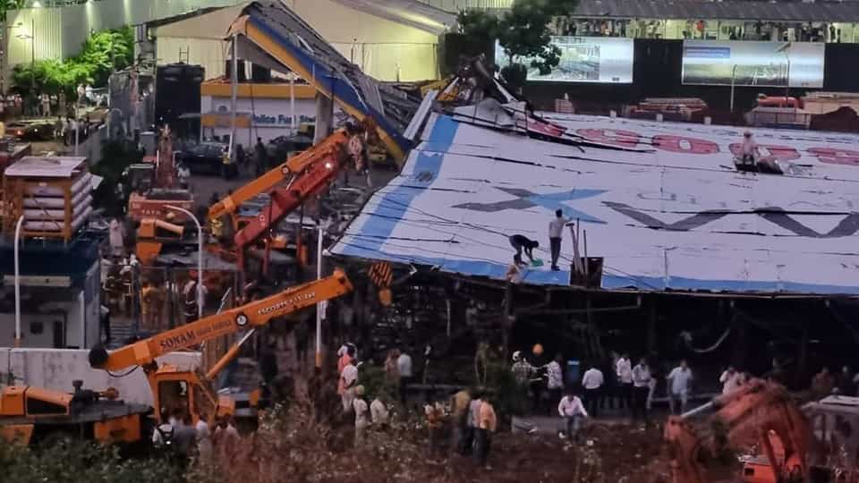 मुंबईत सोमवारी झालेल्या वादळी पावसात जाहीरातीचे भलेमोठे होर्डीग्ज कोसळून घाटकोपर येथे आठ जणांचा बळी गेला तर पन्नास ते शंभर जण ढीगाऱ्यात अडकल्याची भीती आहे. सायंकाळी साडे चारच्या सुमारास घडलेल्या या घटनेनंतर एनडीआरएफच्या टीमने घटनास्थळाचा ताबा घेऊन मदतकार्ये सुरु केले आहे.