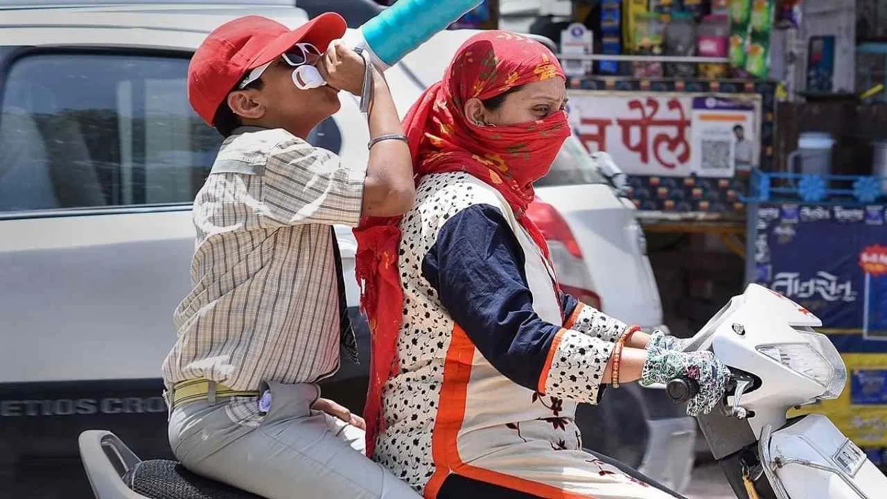 Heat Wave : राज्यात आठवडाभर दिवसभर उष्णतेची लाट आणि सायंकाळी विजांच्या कडकडाटासह पाऊस बरसणार Heat Wave : राज्यात आठवडाभर दिवसभर उष्णतेची लाट आणि सायंकाळी विजांच्या कडकडाटासह पाऊस बरसणार