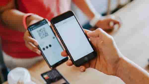 अनेक स्मार्ट ग्राहकांचा डिजिटल पेमेंटला वाकुल्या; iPhone खरेदीसाठी आणल्या नोटाच नोटा