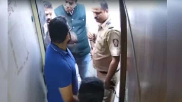 मनसे नेते अविनाश जाधव यांची सराफाच्या मुलाला मारहाण, CCTV व्हिडीओ व्हायरल मनसे नेते अविनाश जाधव यांची सराफाच्या मुलाला मारहाण, CCTV व्हिडीओ व्हायरल