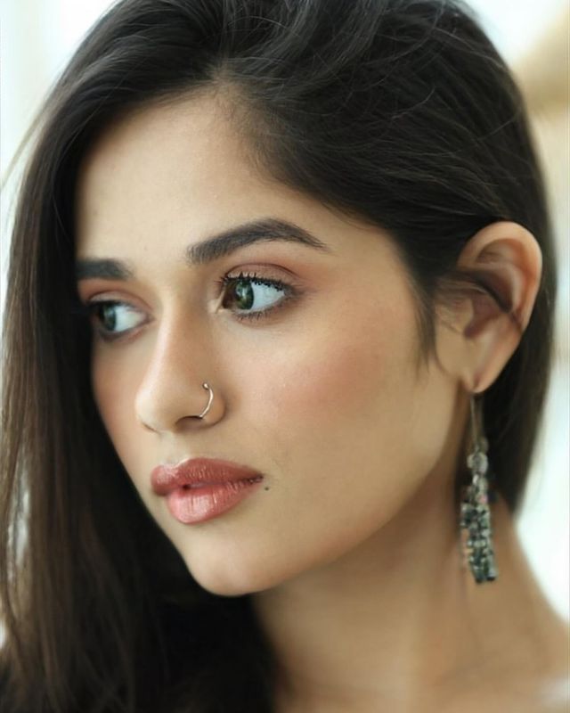 आता देखील जन्नत हिने साडीतील काही फोटो सोशल मीडियावर पोस्ट केले आहेत साडीमध्ये अभिनेत्रीचं सौंदर्य फुलून दिसत आहे. 