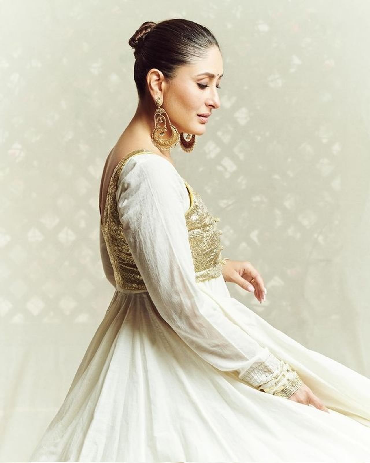 अभिनेत्री करीना कपूर हिने सोशल मीडियावर स्वतःचे काही फोटो पोस्ट केले आहे. पारंपरिक पांढऱ्या रंगाच्या ड्रेसमध्ये अभिनेत्रीचं सौंदर्य फुलून दिसत आहे. 