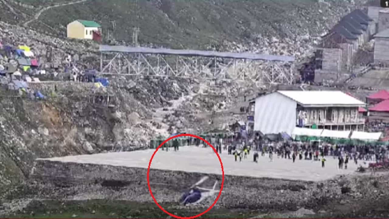दैव बलवत्तर म्हणून थोडक्यात बचावले, केदारनाथमध्ये हेलिकॉप्टर भरकटलं अन्...; थरारक दृश्य कॅमेऱ्यात कैद