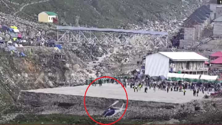 दैव बलवत्तर म्हणून थोडक्यात बचावले, केदारनाथमध्ये हेलिकॉप्टर भरकटलं अन्...; थरारक दृश्य कॅमेऱ्यात कैद दैव बलवत्तर म्हणून थोडक्यात बचावले, केदारनाथमध्ये हेलिकॉप्टर भरकटलं अन्...; थरारक दृश्य कॅमेऱ्यात कैद