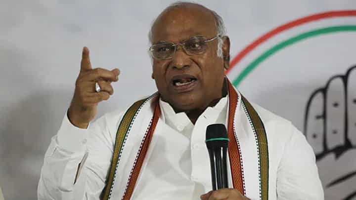 जीएसटी ते महिलांना वर्षाला एक लाख, मल्लिकार्जुन खरगेंची मोठी घोषणा जीएसटी ते महिलांना वर्षाला एक लाख, मल्लिकार्जुन खरगेंची मोठी घोषणा