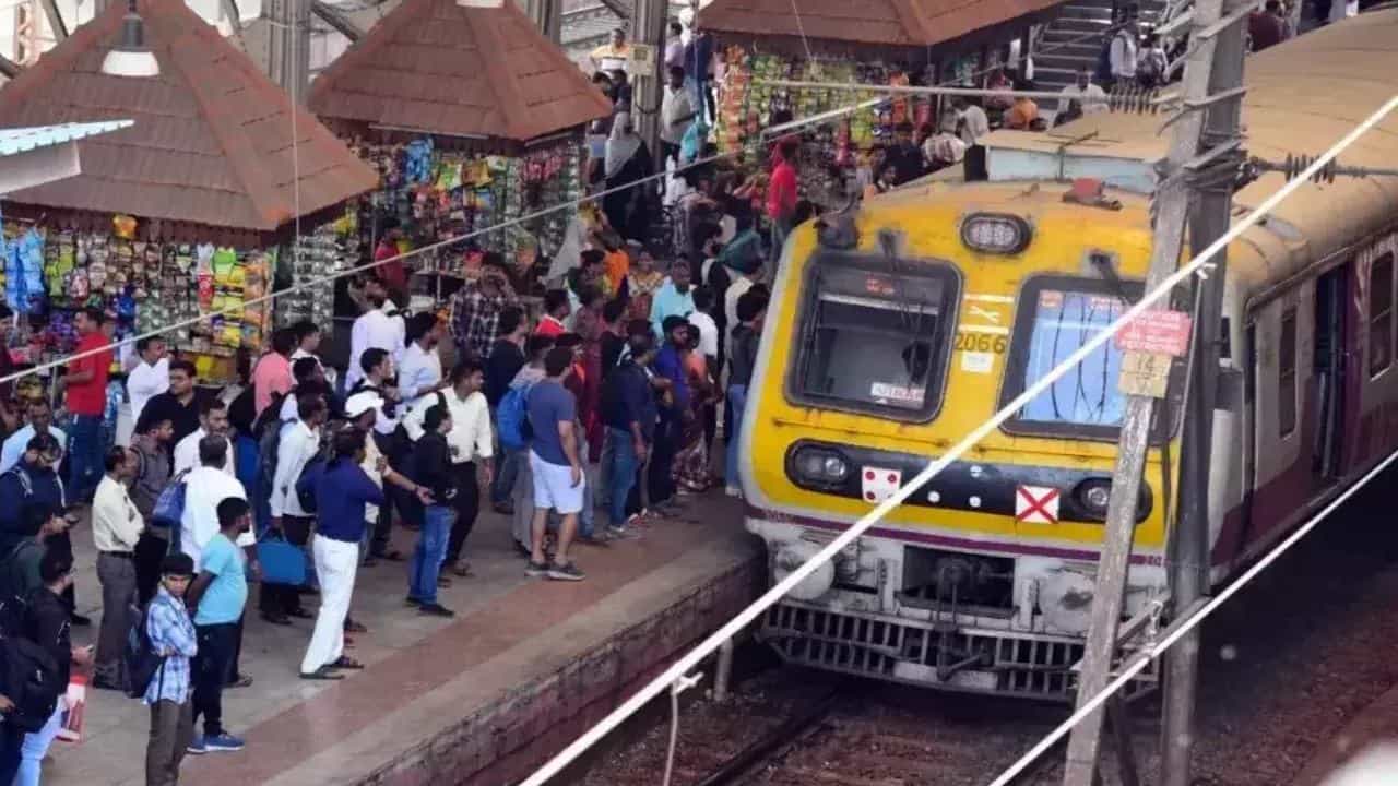मुंबईकरांसाठी मोठी बातमी... मध्य रेल्वेची वाहतूक विस्कळीत, सकाळीच प्रवाशांना मनस्ताप, कुठं बिघाड? मुंबईकरांसाठी मोठी बातमी... मध्य रेल्वेची वाहतूक विस्कळीत, सकाळीच प्रवाशांना मनस्ताप, कुठं बिघाड?
