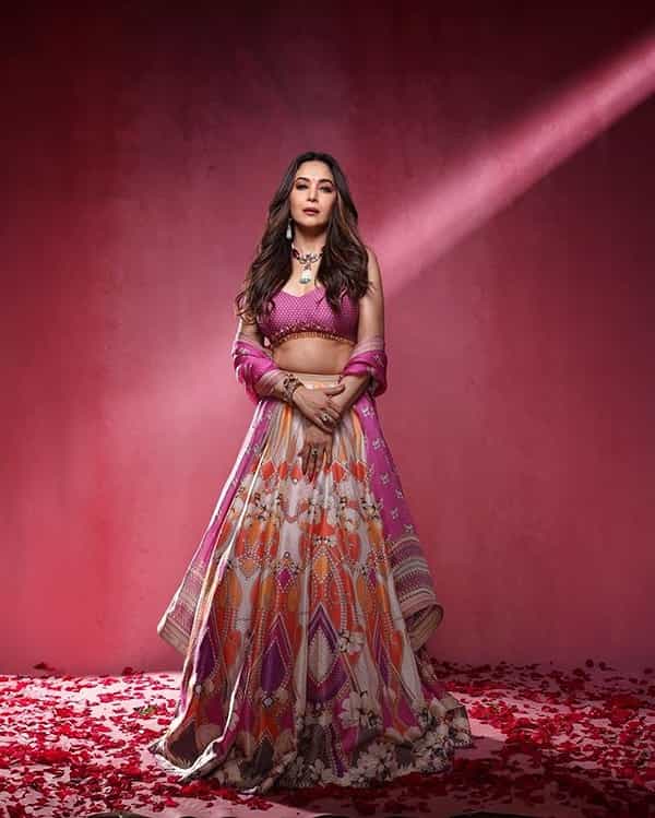 अभिनेत्री माधुरी दीक्षित (Madhuri Dixit) कामय तिच्या सौंदर्यामुळे चर्चेत असते. सोशल मीडियावर देखील माधुरी हिचे अनेक फोटो आणि व्हिडीओ व्हायरल होत असतात.