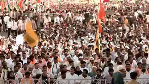 मुंबईत महाविकास आघाडीची सभा पार पडतंय. या सभेला महाविकास आघाडीचे नेते उपस्थित आहेत. या सभेला मोठी गर्दी दिसतंय.