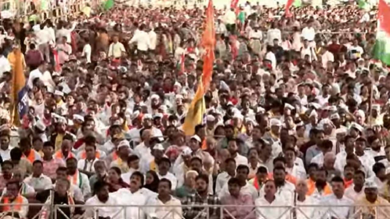 उद्धव ठाकरे यांनी दिल्लीच्या लोकांनी आपल्याला फसवल्याचे म्हटले. नोटबंदीवरून नरेंद्र मोदीवर टीका करताना उद्धव ठाकरे दिसले.  