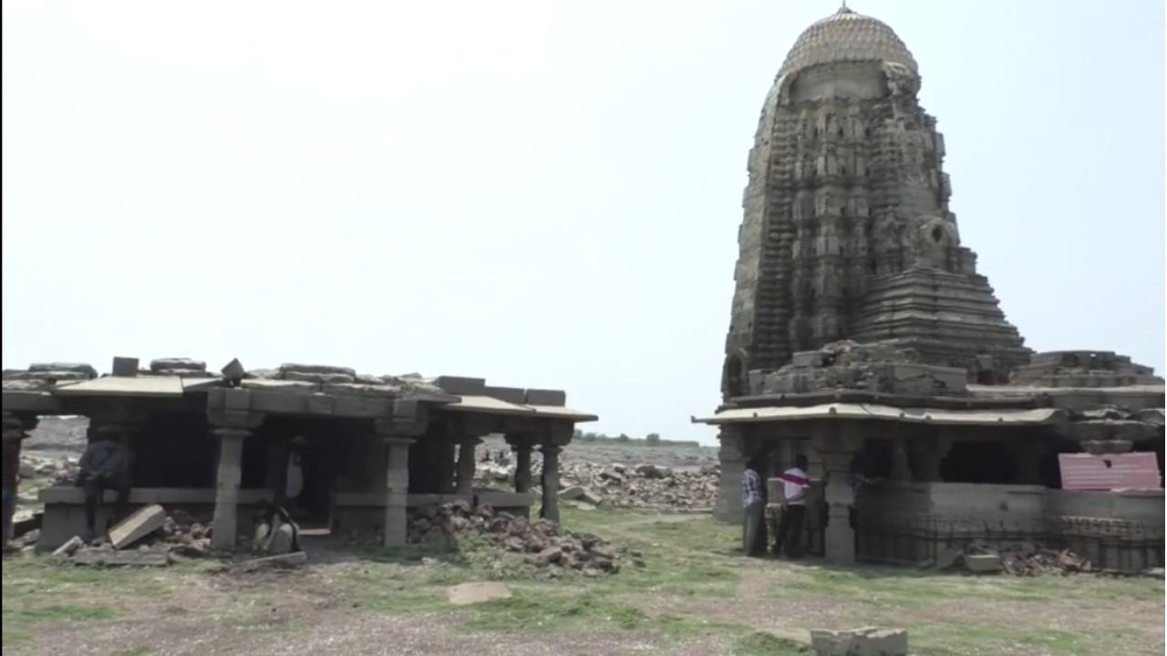 मंदिरात अफलातून अप्रतिम कोरीव काम केले आहे. मंदिराची जडण घडण वाख्यान्या जोगी आहे. उजनी जलाशयातील पाण्याची पातळी मायनसमध्ये आली आहे. यामुळे उजनी धरणाच्या पोटात असणारे ऐतिहासीक शिल्पे दिसू लागले आहेत.