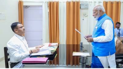 पंतप्रधान असून उमेदवारी अर्ज भरताना नरेंद्र मोदी या अधिकाऱ्यासमोर का राहिले उभे?