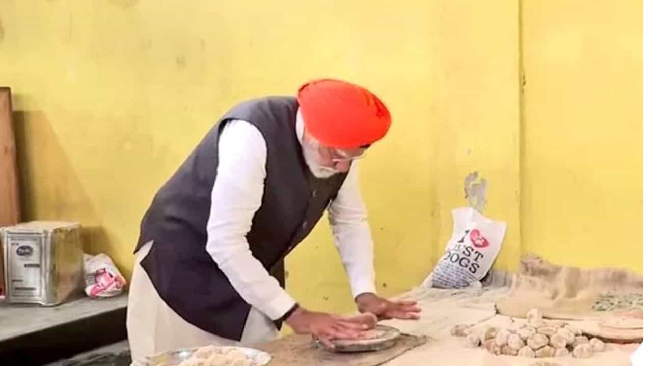 पंतप्रधान नरेंद्र मोदी यांनी सोमवारी शीखांचे दुसरे सर्वात मोठे तख्त आणि श्री गुरु गोविंद सिंग जी महाराज यांचे जन्मस्थान गाठले. ते पगडी परिधान करुन गुरुद्वारात आले. त्यांनी दरबार साहिबमध्ये डोके टेकवले.