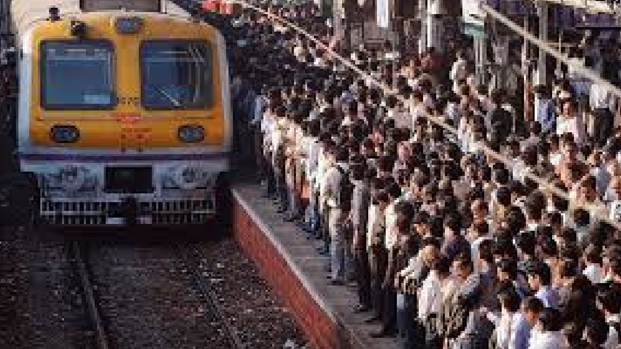 मध्य रेल्वेची वाहतूक विस्कळीत, सकाळी सकाळी प्रवाशांचे हाल मध्य रेल्वेची वाहतूक विस्कळीत, सकाळी सकाळी प्रवाशांचे हाल
