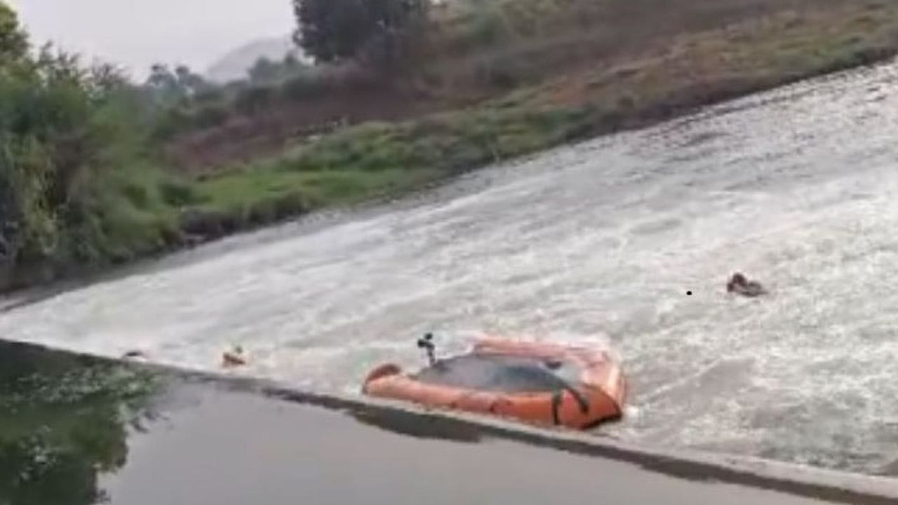 बुडालेल्या मुलांच्या शोधासाठी आलेल्या जवानांची बोट बुडाली, तीन जवानांचा मृत्यू, दोघांचा शोध सुरु बुडालेल्या मुलांच्या शोधासाठी आलेल्या जवानांची बोट बुडाली, तीन जवानांचा मृत्यू, दोघांचा शोध सुरु