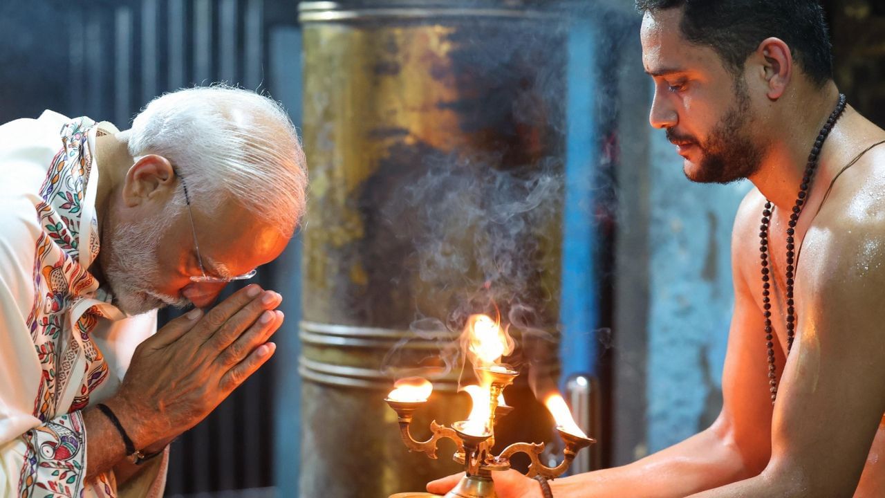 प्रधानमंत्री हेलिकॉप्टरने तिरुवनंतपूरमपासून 97 किमी लांब तमिळनाडूमधील कन्याकुमारीत आले. या ठिकाणी विवेकानंद मंडपमच्या 300 मीटर लांब त्यांचे हेलिकॉप्टर उतरले.