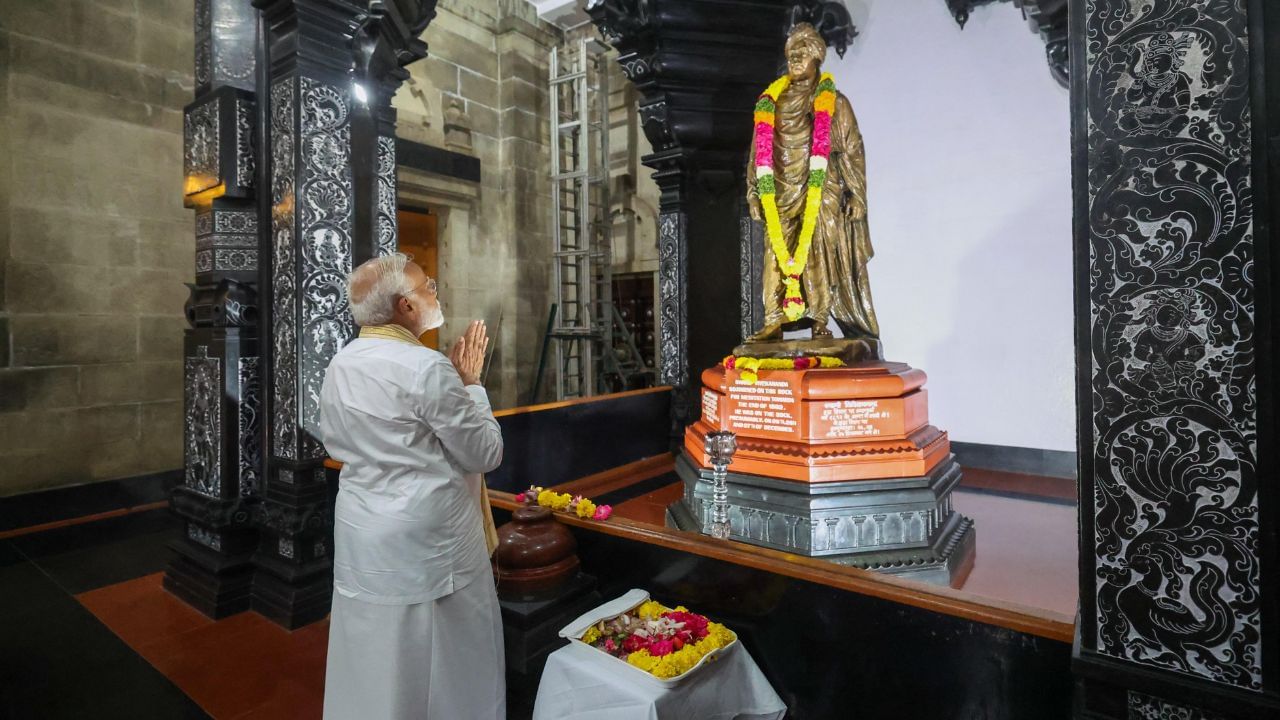 पंतप्रधान नरेंद्र मोदी यांची धान्य साधना 1 जून रोजी संध्याकाळपर्यंत सुरु राहणार आहे. ज्या शिळेवर स्वामी विवेकानंद यांनी धान्य केले होते, त्याच शिळेवर बसून पंतप्रधान नरेंद्र मोदी यांनी धान्य सुरु केले आहे. 