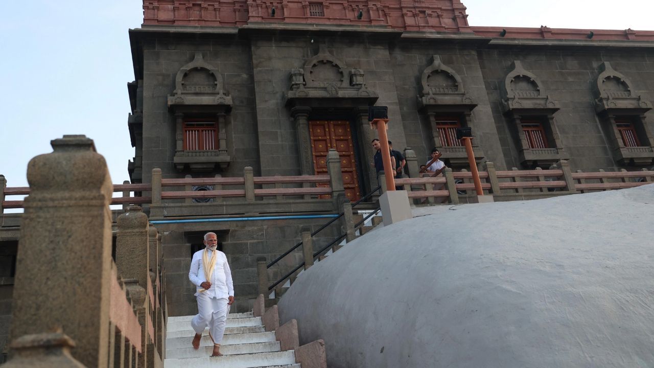 धान्य साधने दरम्यान पंतप्रधान नरेंद्र मोदी सकस आहारच घेणार आहे. अन्नाचा एक कणही ते खाणार नाही. नारळ पाणी आणि द्राक्षांचा रस ते घेणार असल्याची माहिती देण्यात आली. पंतप्रधान धान्य व्रताचे पूर्ण पालन करणार असून धान्य कक्षाच्या बाहेर येणार नाही.