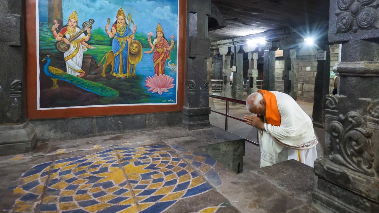 पंतप्रधान नरेंद्र मोदी यांच्यावर स्वामी विवेकानंद यांचा प्रभाव आहे. त्यामुळेच विवेकानंद यांना ज्या ठिकाणी आपल्या जीवनाचे लक्ष्य मिळाले त्याच ठिकाणी पंतप्रधान नरेंद्र मोदी पोहचले.