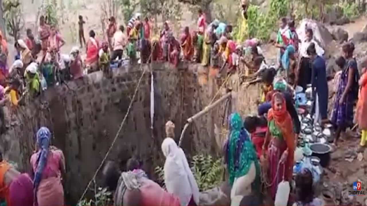 हंडाभर पाण्यासाठी जीवाचं रान, विहिरीतून पाणी मिळवण्यासाठी जीवघेणी चढाओढ