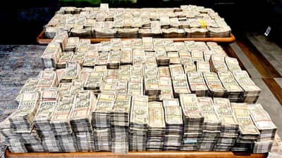 IT Raid: आयकर विभागाचा छापा, बंगल्यातील फर्निचर फोडून काढल्या नोटा, 26 कोटींची रोकड अन्...