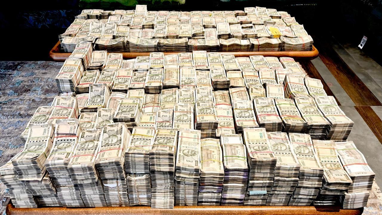 IT Raid: आयकर विभागाचा छापा, बंगल्यातील फर्निचर फोडून काढल्या नोटा, 26 कोटींची रोकड अन्... IT Raid: आयकर विभागाचा छापा, बंगल्यातील फर्निचर फोडून काढल्या नोटा, 26 कोटींची रोकड अन्...