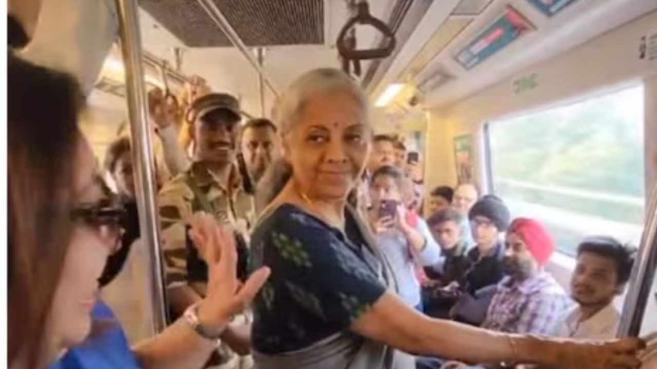 मेट्रोमध्ये केंद्रीय मंत्र्यास अशी वागणूक, निर्मला सीतारामन यांच्या मागून येणाऱ्या महिलेने... नेटकरी भडकले मेट्रोमध्ये केंद्रीय मंत्र्यास अशी वागणूक, निर्मला सीतारामन यांच्या मागून येणाऱ्या महिलेने... नेटकरी भडकले