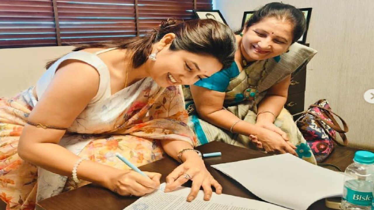 Prajkta Mali : लग्न? प्राजक्ता माळीची ‘त्या’ कागदपत्रांवर सही, चर्चांना उधाण; अभिनेत्री म्हणाली.. Prajkta Mali : लग्न? प्राजक्ता माळीची ‘त्या’ कागदपत्रांवर सही, चर्चांना उधाण; अभिनेत्री म्हणाली..