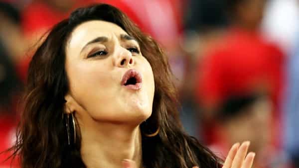 बाॅलिवूड अभिनेत्री प्रिती झिंटा ही कायमच चर्चेत असते. प्रिती झिंटाची सोशल मीडियावर जबरदस्त अशी फॅन फाॅलोइंग ही बघायला मिळते. आता नुकताच मोठा खुलासा करण्यात आलाय.