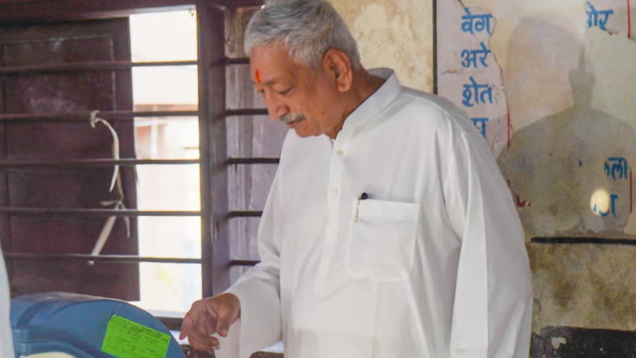 कोल्हापूरच्या गादीचे वारसदार श्रीमंत छत्रपती शाहू महाराज यांनी देखील आज मतदान केंद्रावर जाऊन आपला मतदानाचा हक्क बजावला आहे