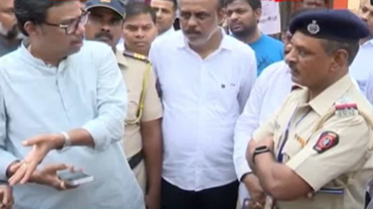 संजय राऊत यांचे बंधू सुनील राऊत मतदान केंद्राबाहेर पोलिसांवरच भडकले, नेमकं काय घडलं? संजय राऊत यांचे बंधू सुनील राऊत मतदान केंद्राबाहेर पोलिसांवरच भडकले, नेमकं काय घडलं?