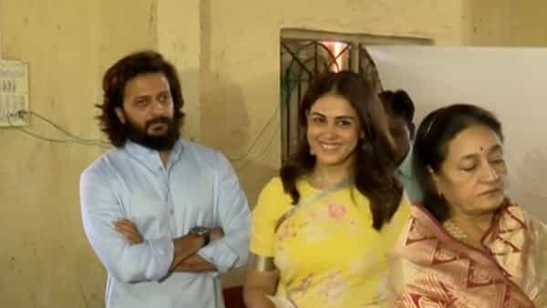 लातूर येथील बाबळगाव मतदान केंद्रावर रितेश देशमुख यांनी कुटुंबियांसोबत मतदानाचा हक्क बजावला आहे. आई वैशाली देशमुख आणि पत्नी जिनिलीया देशमुख यांच्यासोबत रितेश यांनी मतदान केलं आहे.