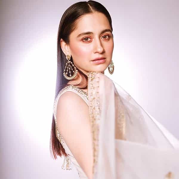 अभिनेत्री संजीदा शेख हिने सोशल मीडियावर स्वतःचे काही फोटो पोस्ट केले आहेत. पांढऱ्या रंगाच्या ड्रेसमध्ये अभिनेत्री प्रचंड सुंदर दिसत आहे.