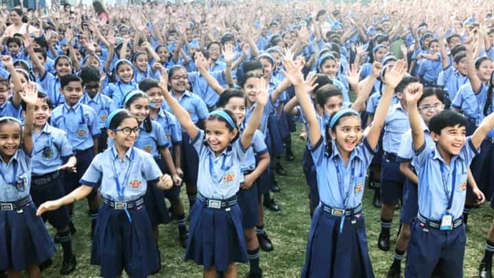 बदलापुरातील प्रकरणानंतर मुलींच्या सुरक्षेसाठी सरकारचा मोठा निर्णय, आता शिपायापासून मुख्याध्यापकाची... बदलापुरातील प्रकरणानंतर मुलींच्या सुरक्षेसाठी सरकारचा मोठा निर्णय, आता शिपायापासून मुख्याध्यापकाची...