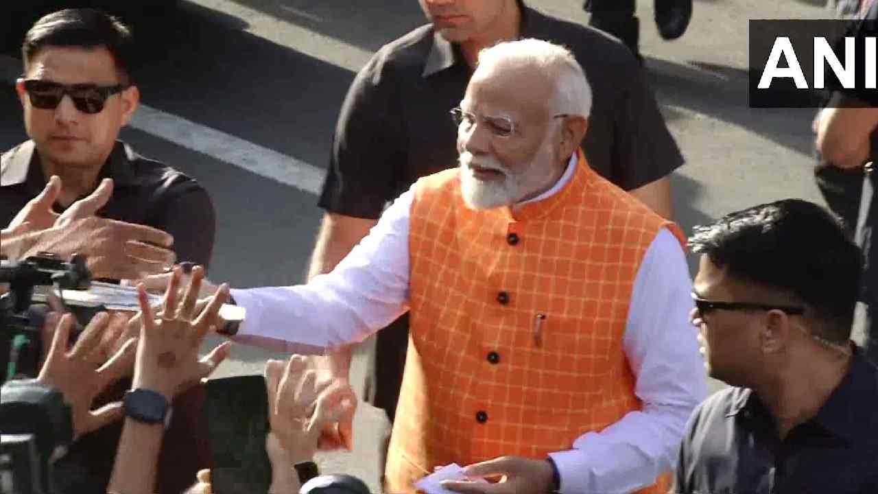 पंतप्रधान नरेंद्र मोदी अहमदाबादच्या या मतदान केंद्रावर येणार म्हणून त्यांना पाहण्यासाठी सकाळपासूनच इथे गर्दी होती. पंतप्रधान मोदींशी हात मिळवण्यासाठी एकच चढाओढ सुरु होती. 